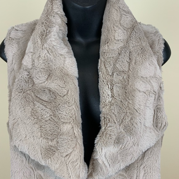 Jack faux fur textured vest, size small - Picture 2 of 5